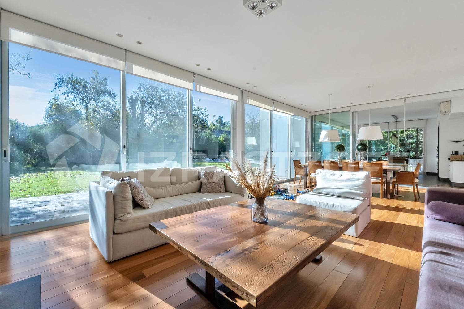 Premium House for Sale in Cardales C.C. 3 suites, 2 bedrooms, "In-Out" concept