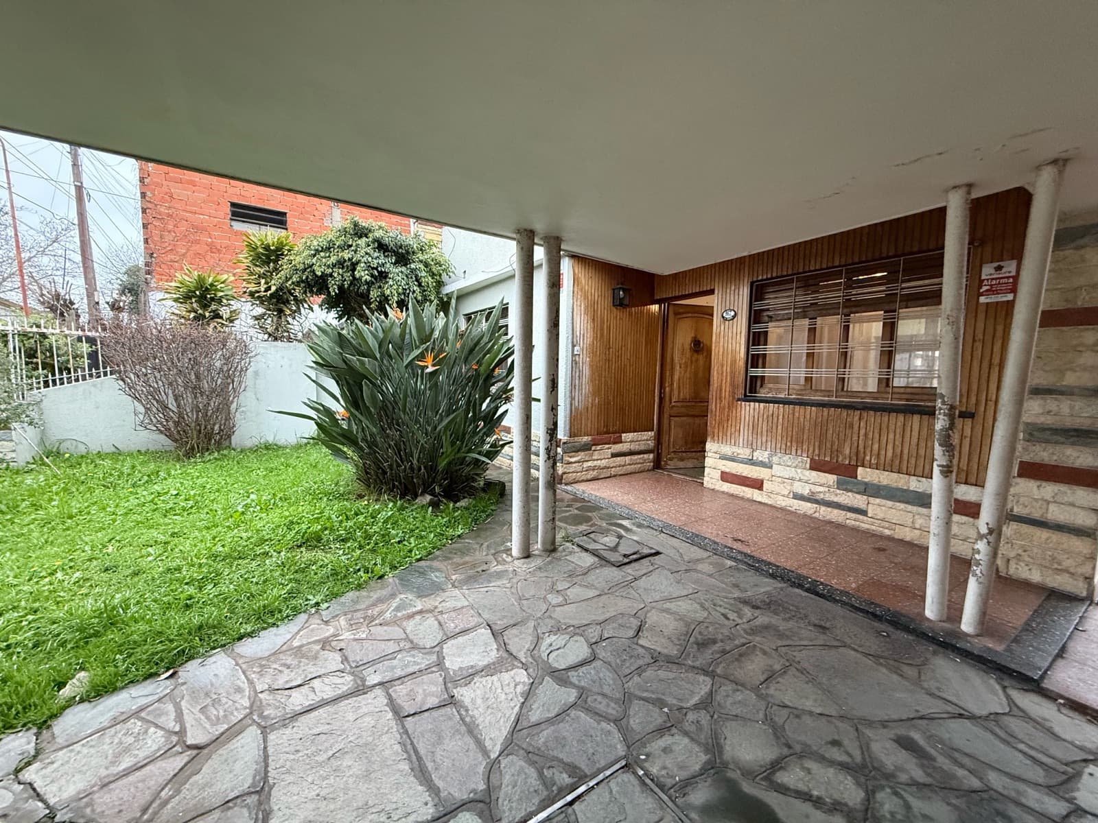 3-room house in Villa Luzuriaga—ideal for investors