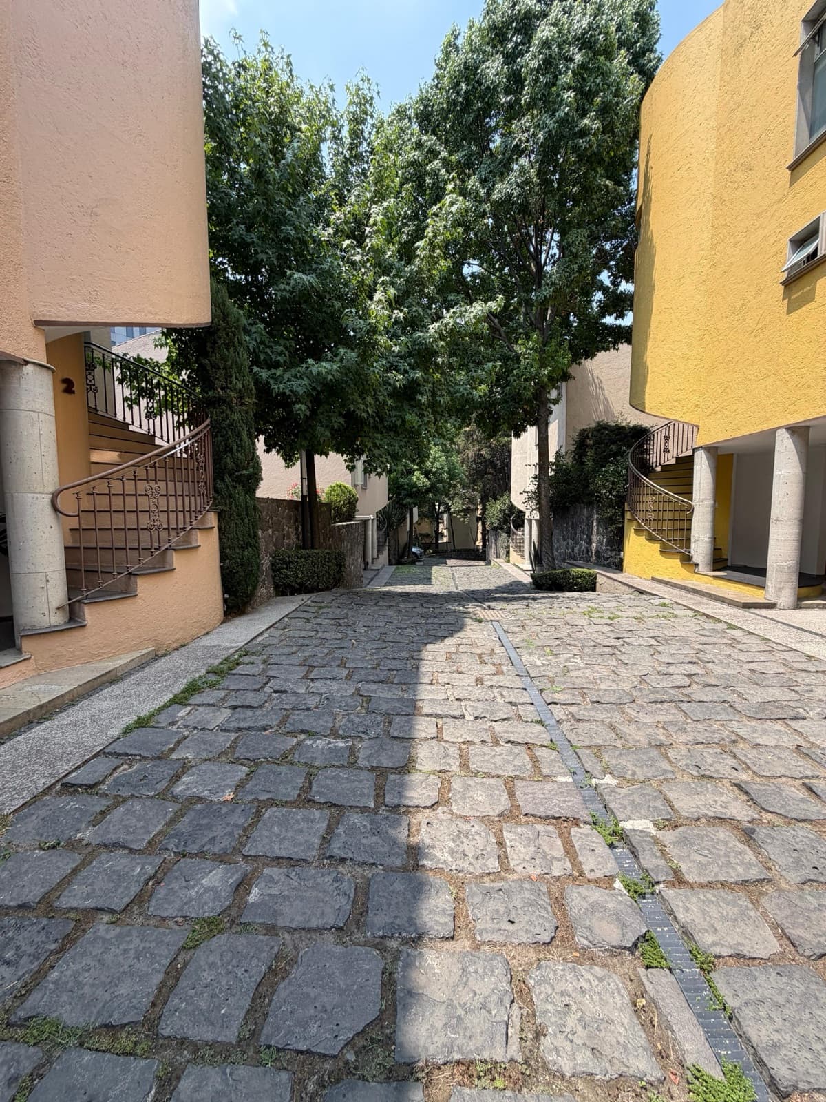 House for sale in San Jeronimo Lidice, gated community with security, garden, 3 bedrooms, living room with TV