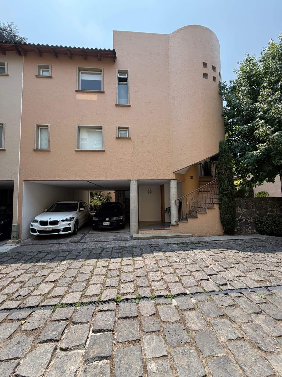 House for sale in San Jeronimo Lidice, gated community with security, garden, 3 bedrooms, living room with TV