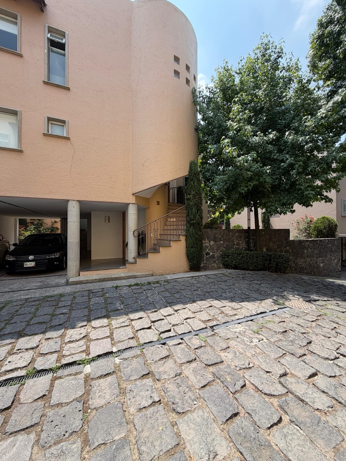House for sale in San Jeronimo Lidice, gated community with security, garden, 3 bedrooms, living room with TV