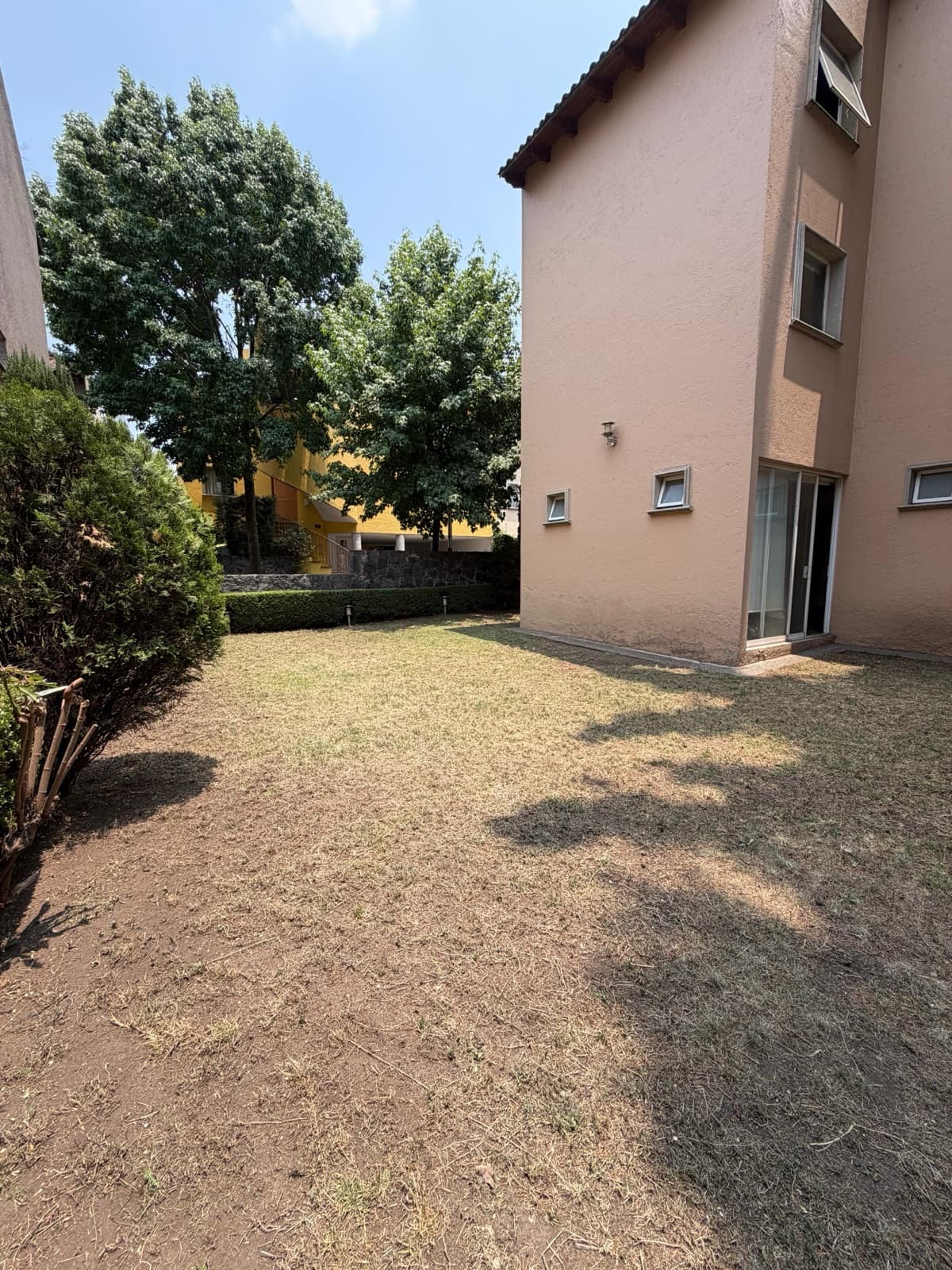 House for sale in San Jeronimo Lidice, gated community with security, garden, 3 bedrooms, living room with TV