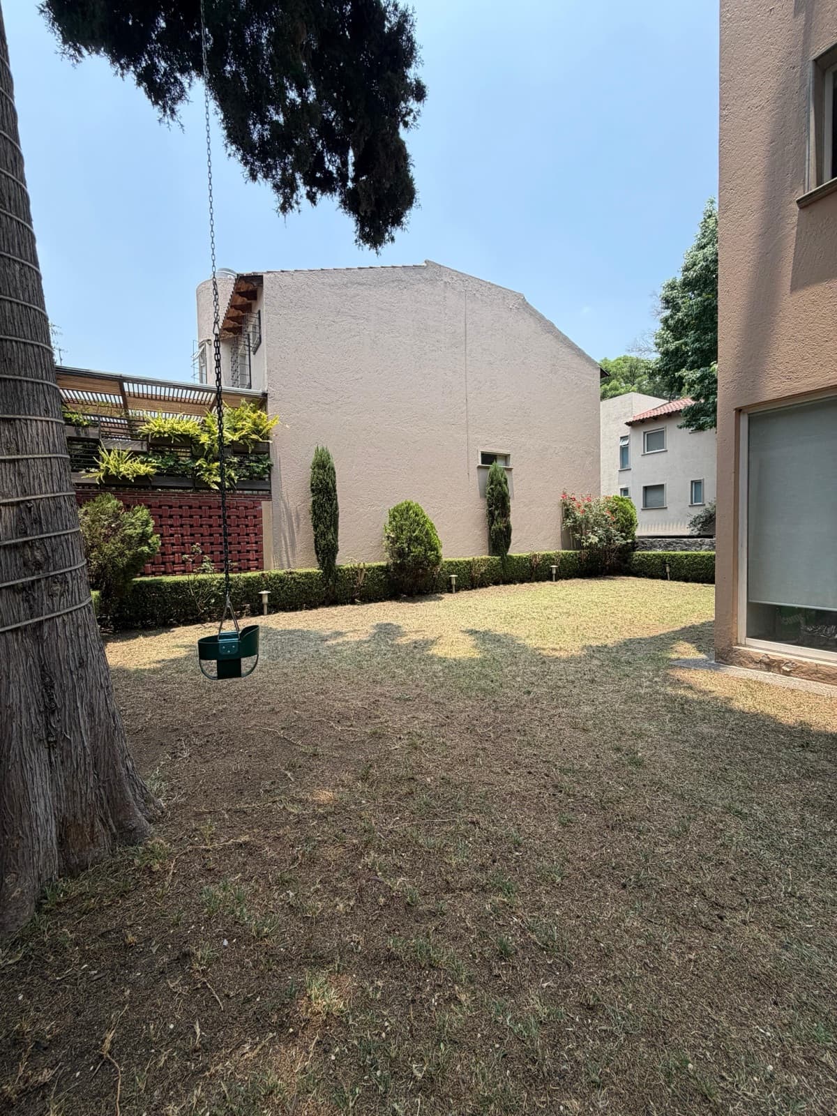House for sale in San Jeronimo Lidice, gated community with security, garden, 3 bedrooms, living room with TV