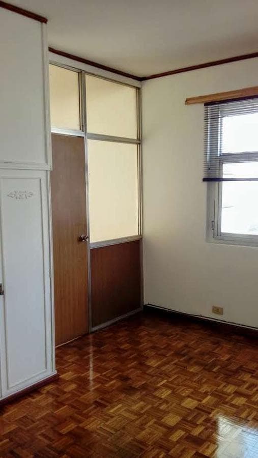 BRIGHT, UPPER-FLOOR OFFICE FOR SALE - SAN NICOLÁS - READY TO USE - SCHOOL OF ECONOMIC SCIENCES