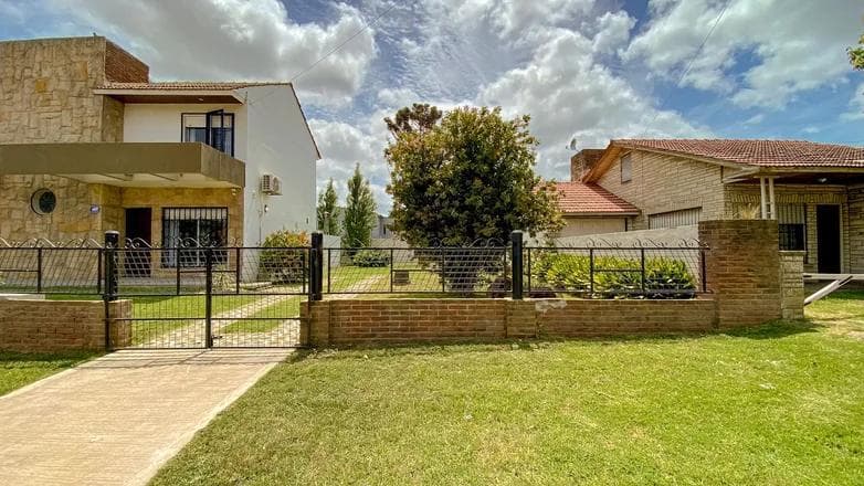 Casa 4 ambientes y terreno en punta mogotes