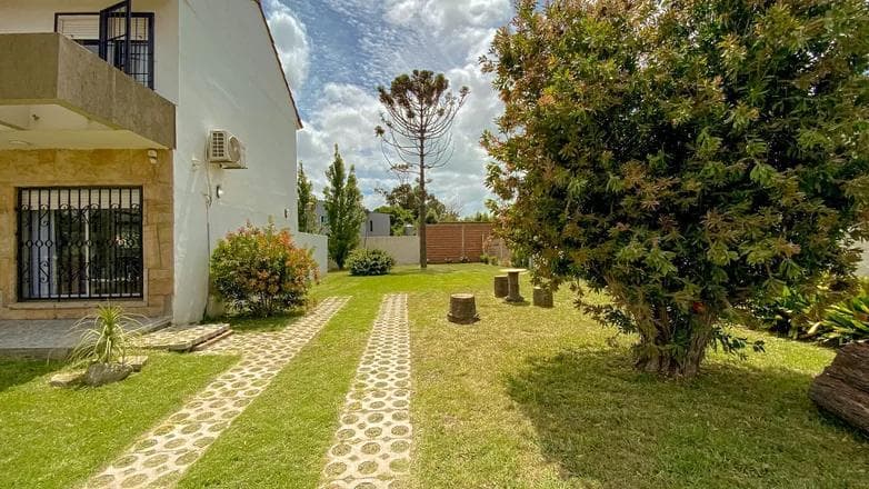 Casa 4 ambientes y terreno en punta mogotes