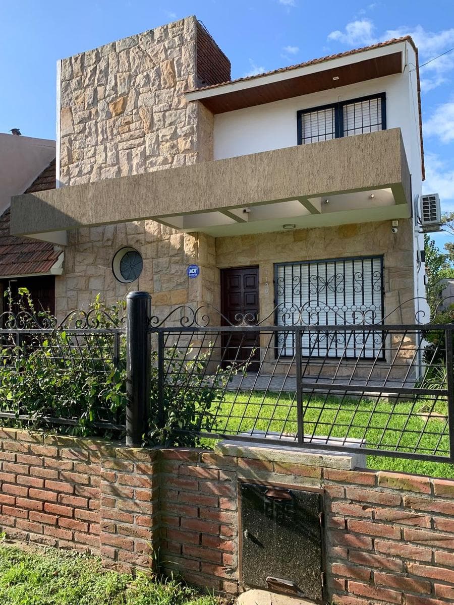 Casa 4 ambientes y terreno en punta mogotes