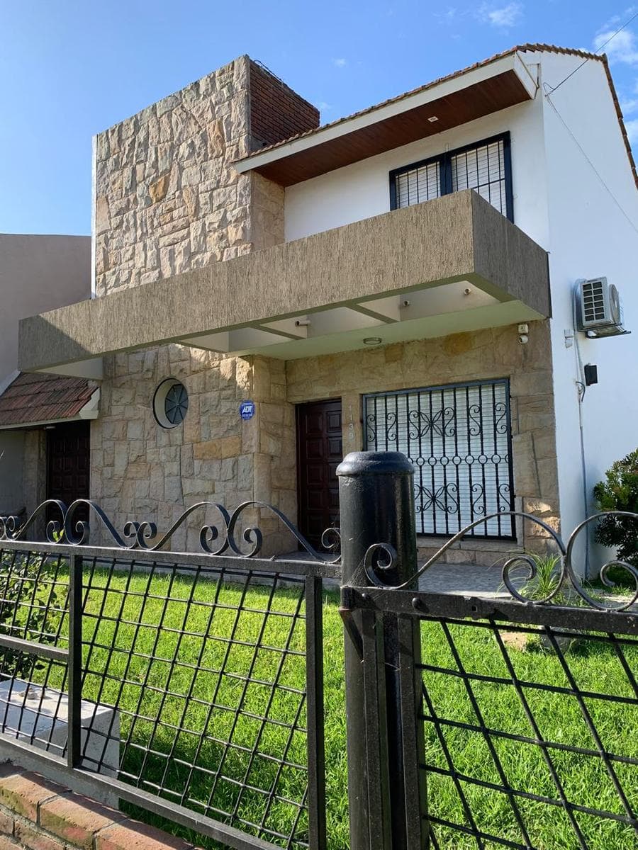 Casa 4 ambientes y terreno en punta mogotes