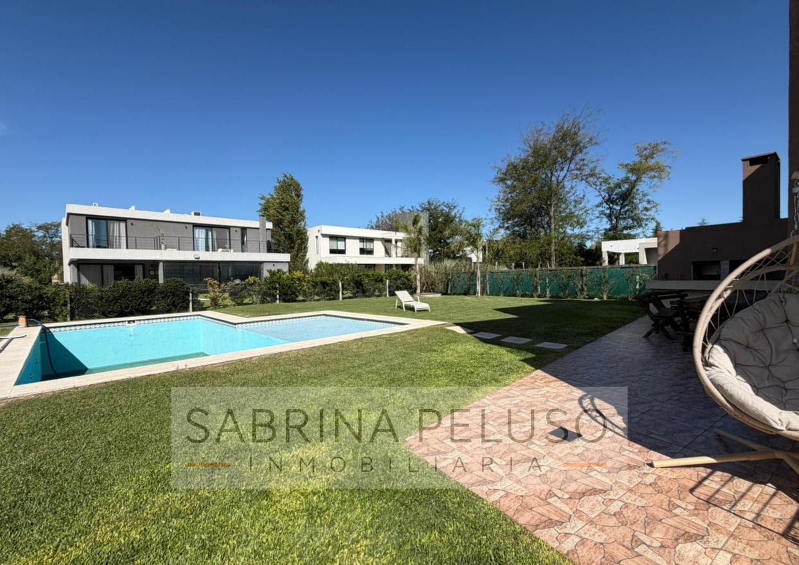 House for Sale in Prados del Oeste: 6 Rooms, Pool, Double-Height Ceiling, Financing Available