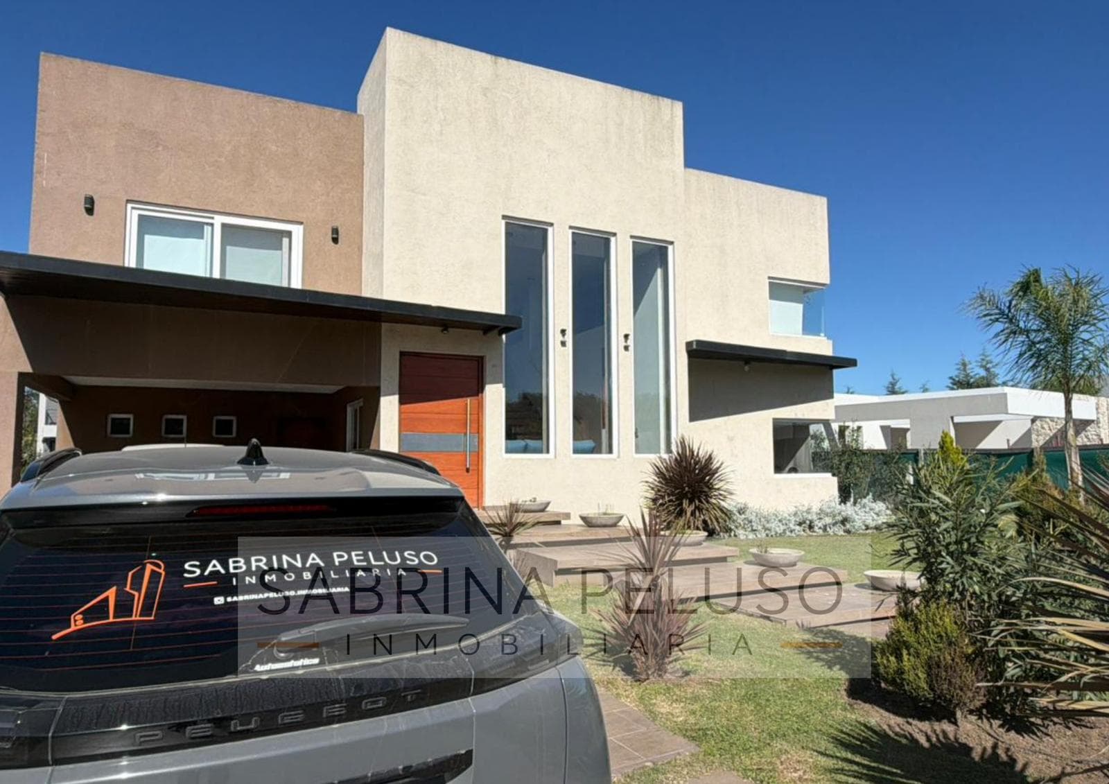 House for Sale in Prados del Oeste: 6 Rooms, Pool, Double-Height Ceiling, Financing Available