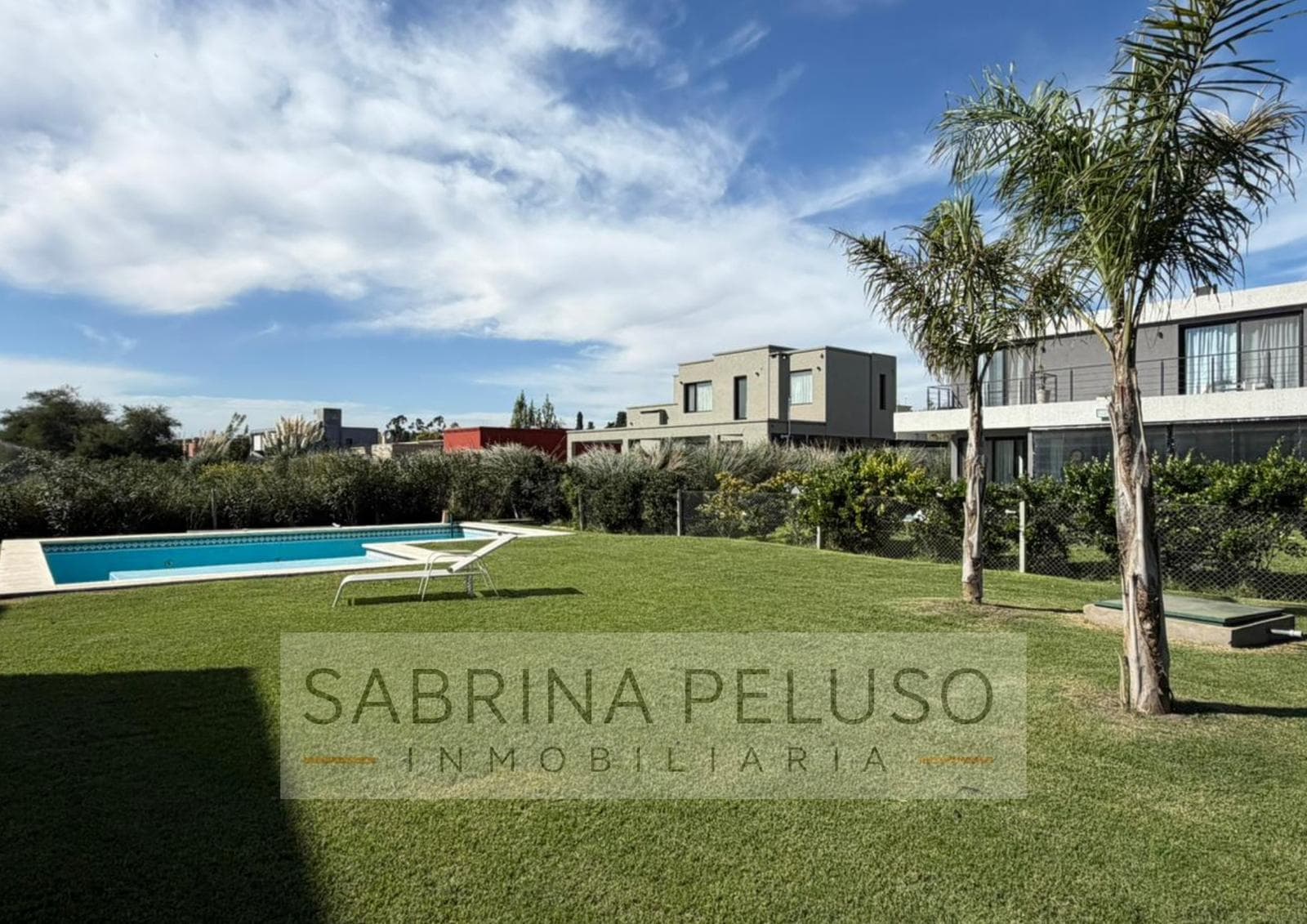 House for Sale in Prados del Oeste: 6 Rooms, Pool, Double-Height Ceiling, Financing Available