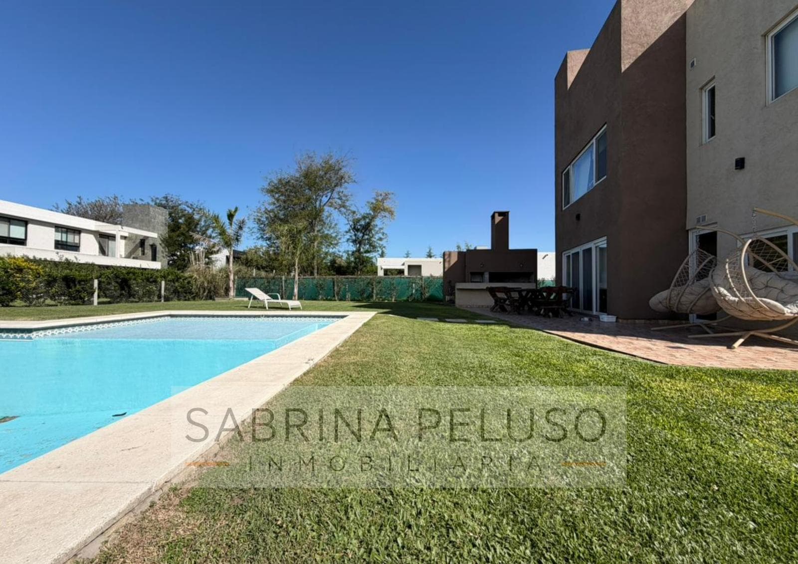 House for Sale in Prados del Oeste: 6 Rooms, Pool, Double-Height Ceiling, Financing Available
