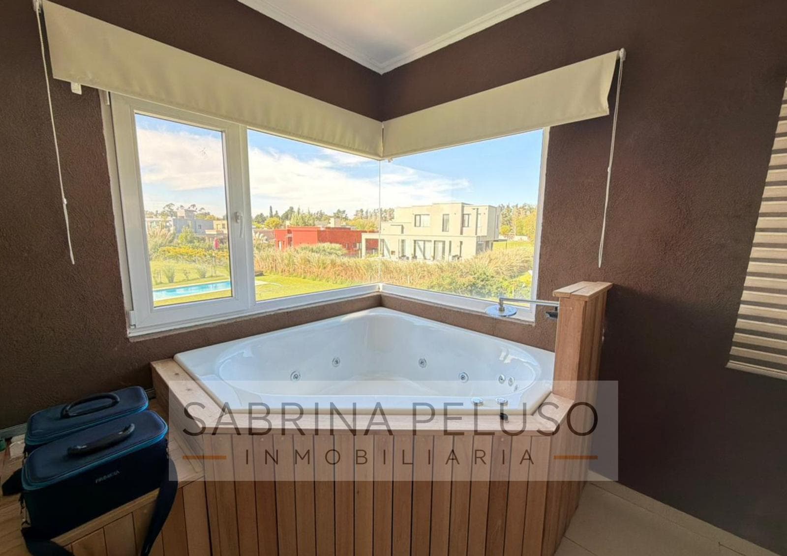 House for Sale in Prados del Oeste: 6 Rooms, Pool, Double-Height Ceiling, Financing Available