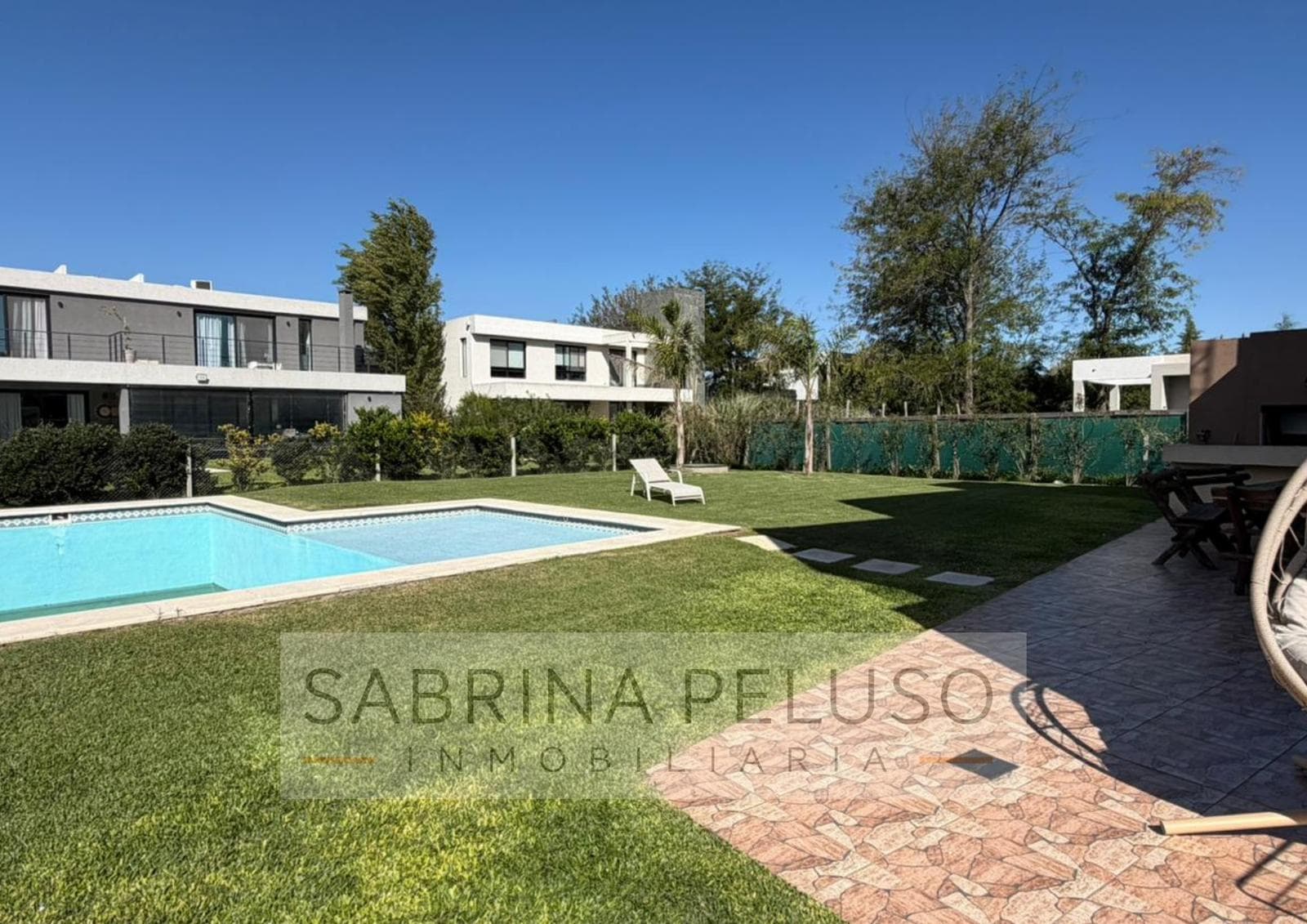 House for Sale in Prados del Oeste: 6 Rooms, Pool, Double-Height Ceiling, Financing Available