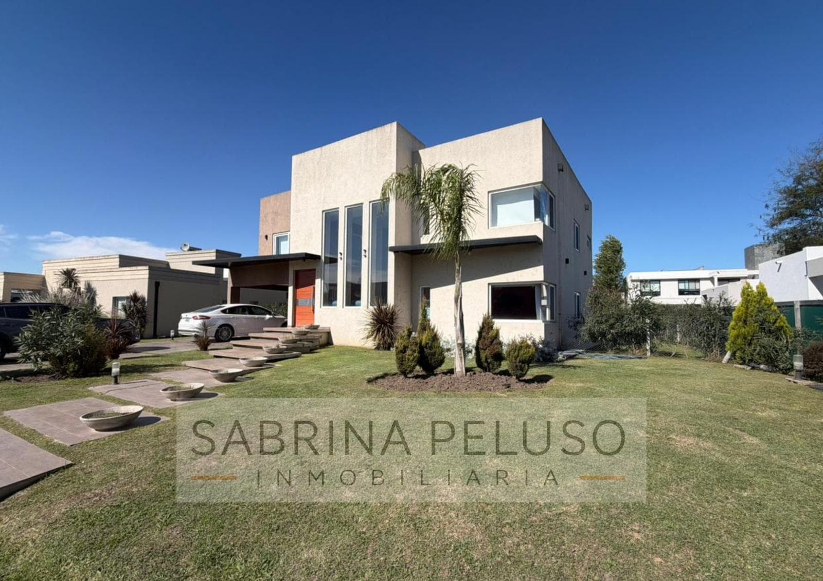 House for Sale in Prados del Oeste: 6 Rooms, Pool, Double-Height Ceiling, Financing Available