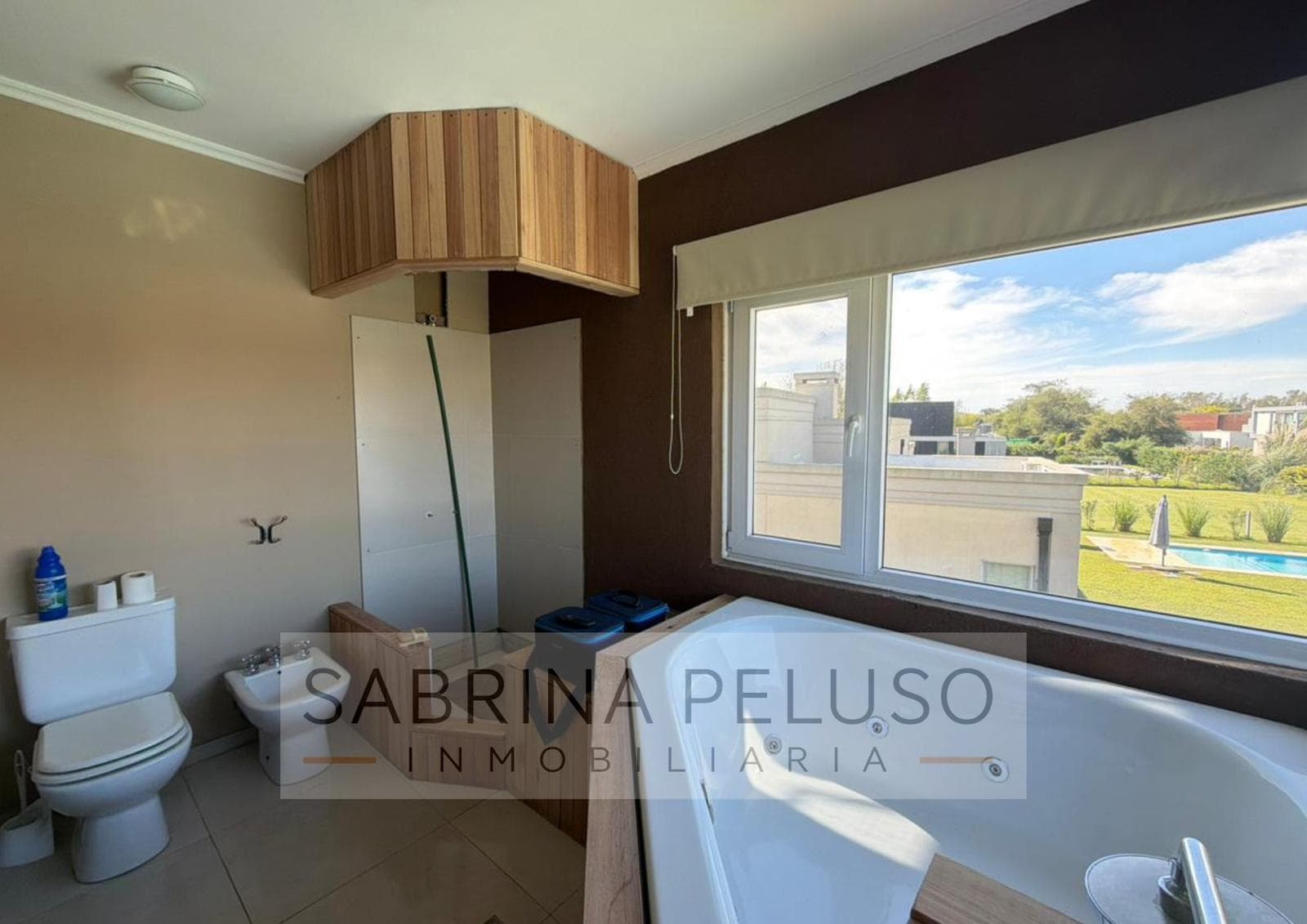 House for Sale in Prados del Oeste: 6 Rooms, Pool, Double-Height Ceiling, Financing Available