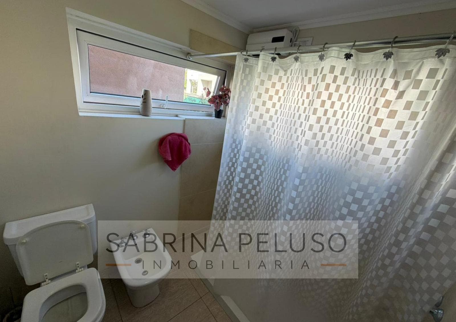 House for Sale in Prados del Oeste: 6 Rooms, Pool, Double-Height Ceiling, Financing Available