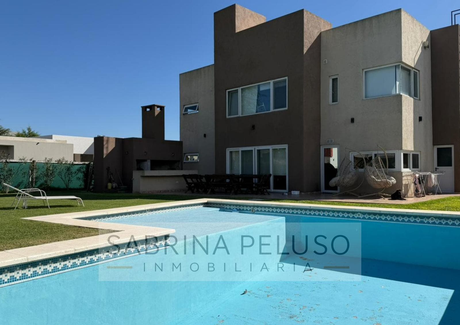 House for Sale in Prados del Oeste: 6 Rooms, Pool, Double-Height Ceiling, Financing Available
