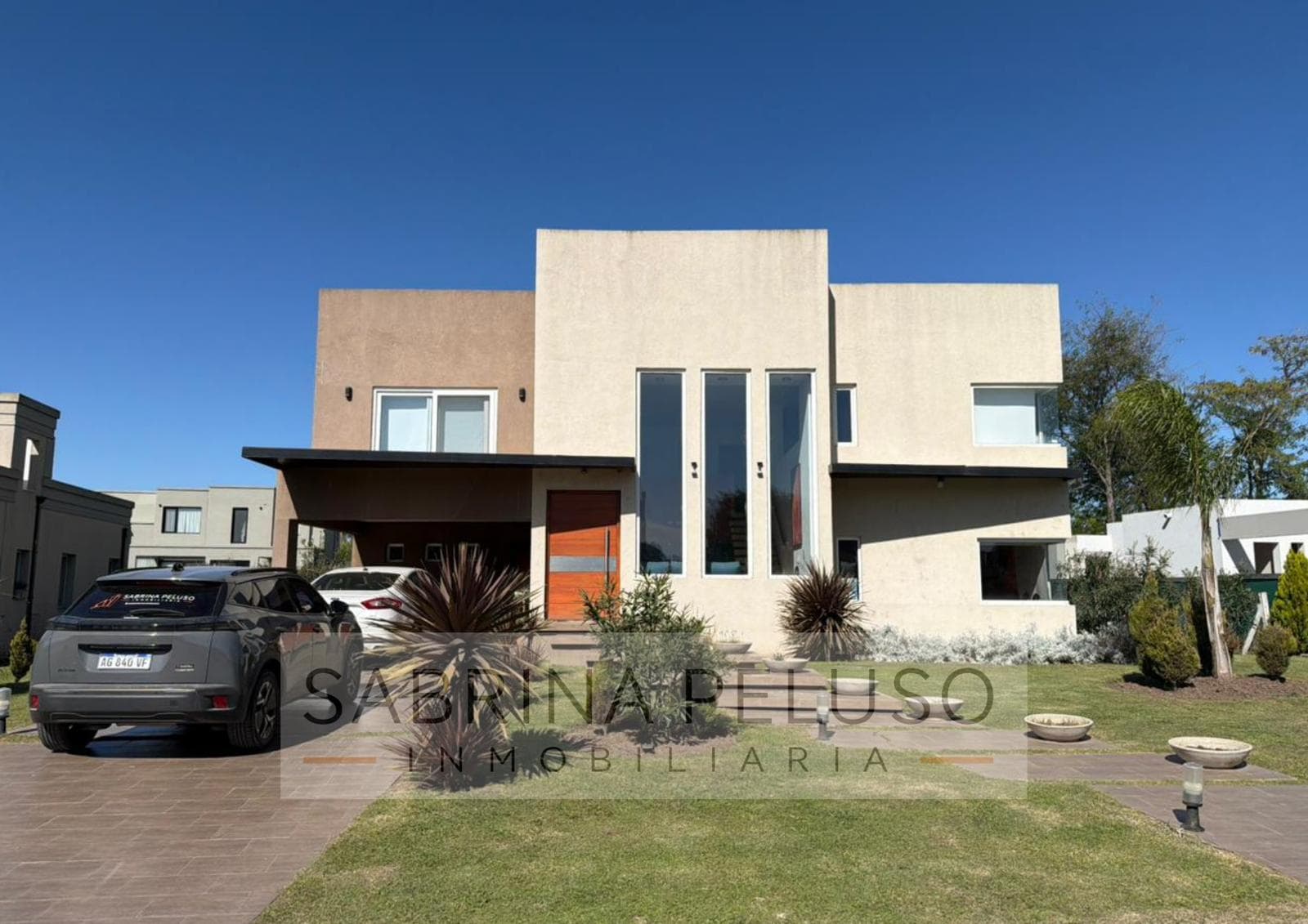 House for Sale in Prados del Oeste: 6 Rooms, Pool, Double-Height Ceiling, Financing Available