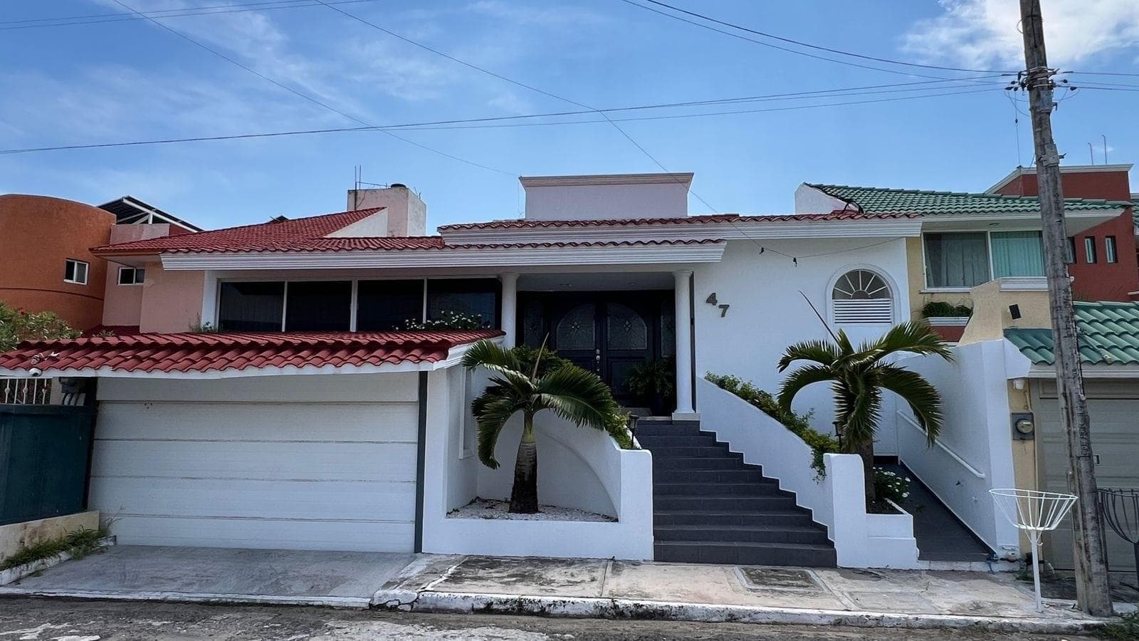 HOUSE FOR SALE IN THE COSTA DE ORO NEIGHBORHOOD!!! UNMATCHED LOCATION AND SPACE