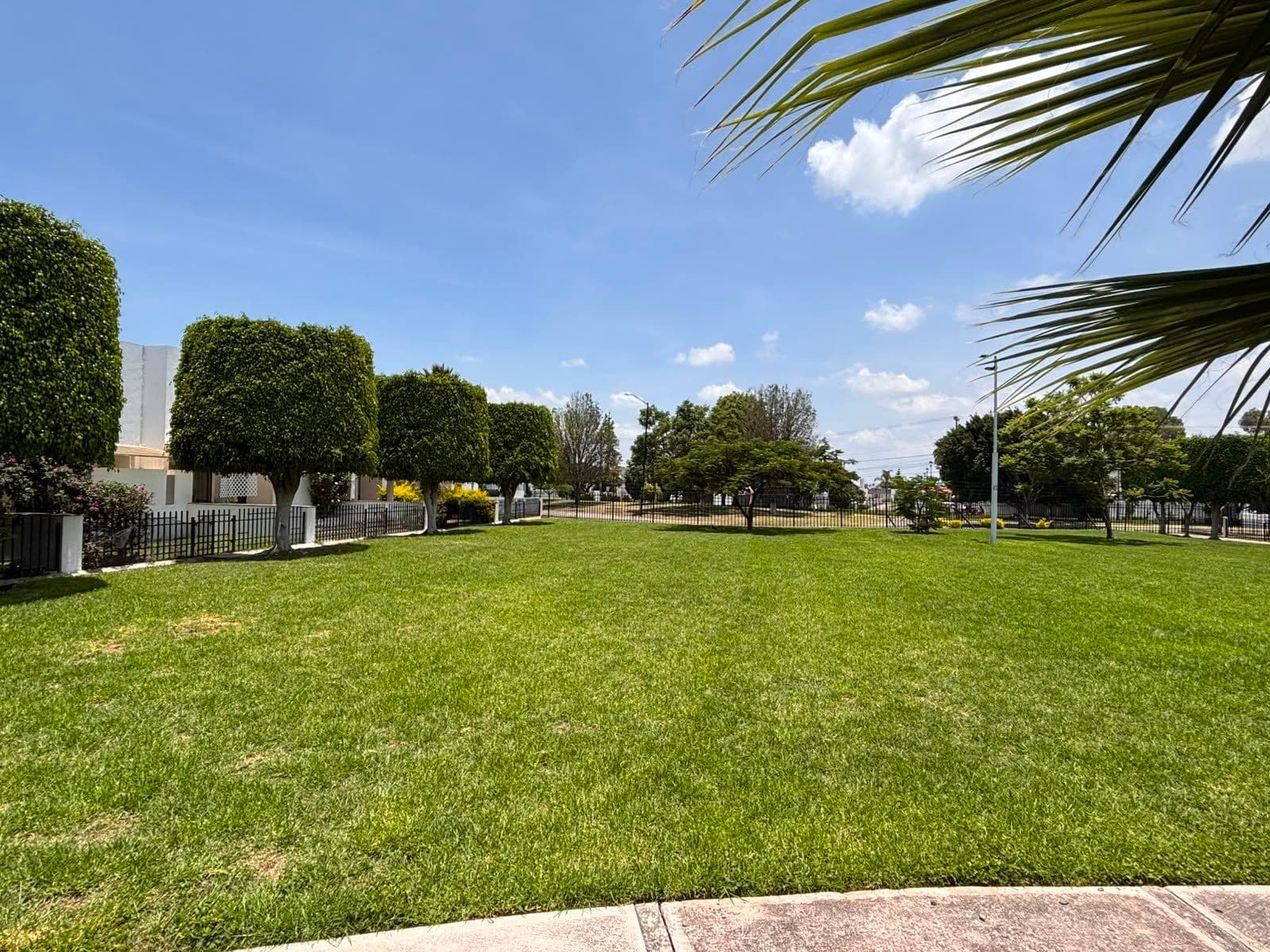Apartment: GREAT OPPORTUNITY—APARTMENT FOR SALE IN PASEOS DEL BOSQUE, CORREGIDORA, QUERÉTARO