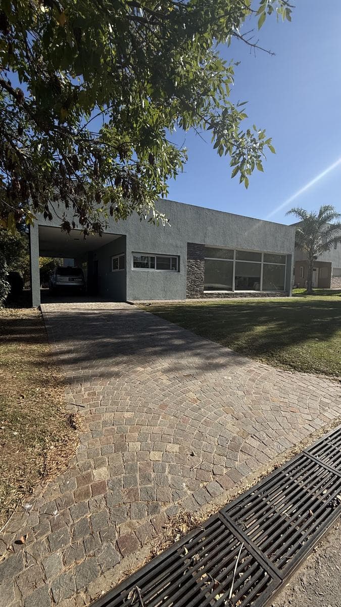 House for rent. Quintas del Sol, Ezeiza. 4 bedrooms, pool
