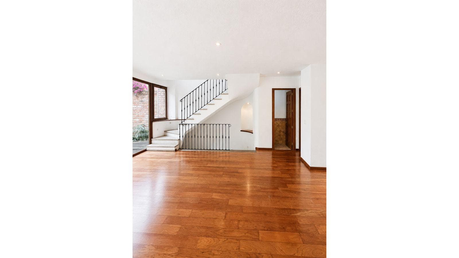 House for Sale in Olivar de los Padres: 3 Bedrooms in a Gated Community