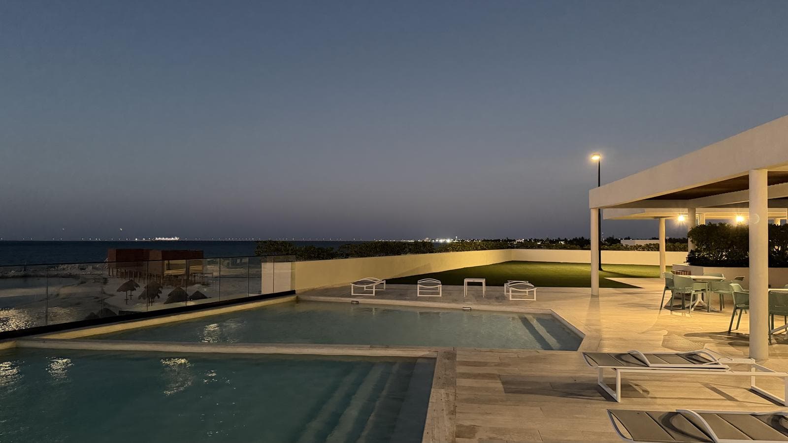 Furnished oceanfront apartment for sale in Yucalpetén