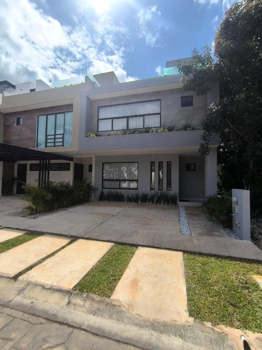 CASA EN VENTA ARBOLADA RESIDENCIAL AV HUAYACAN Y AV 135 CANCUN
