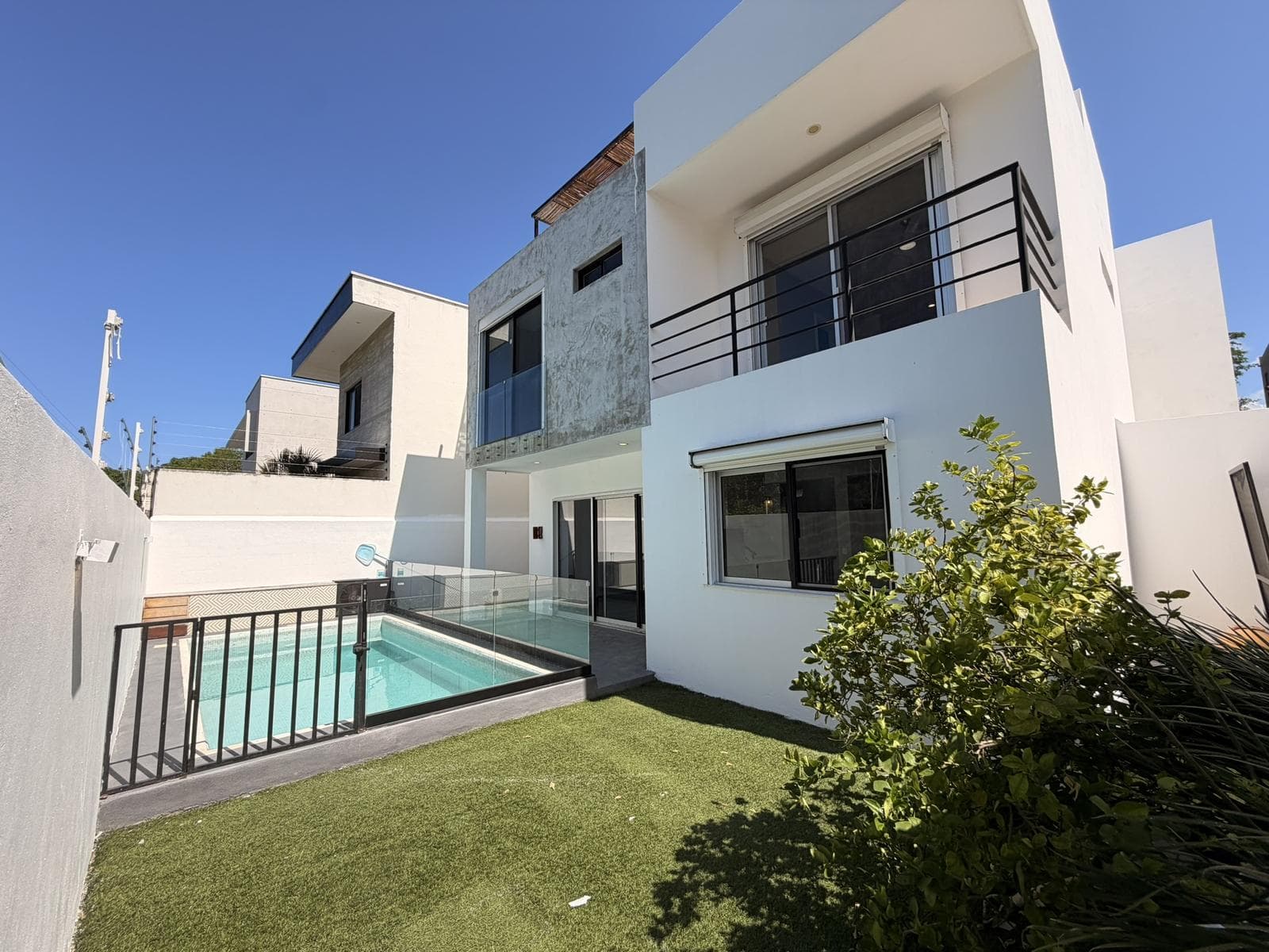 5-Bedroom House with a Rooftop, Pool, and Solar Panels in Bosques de Bambú Catario