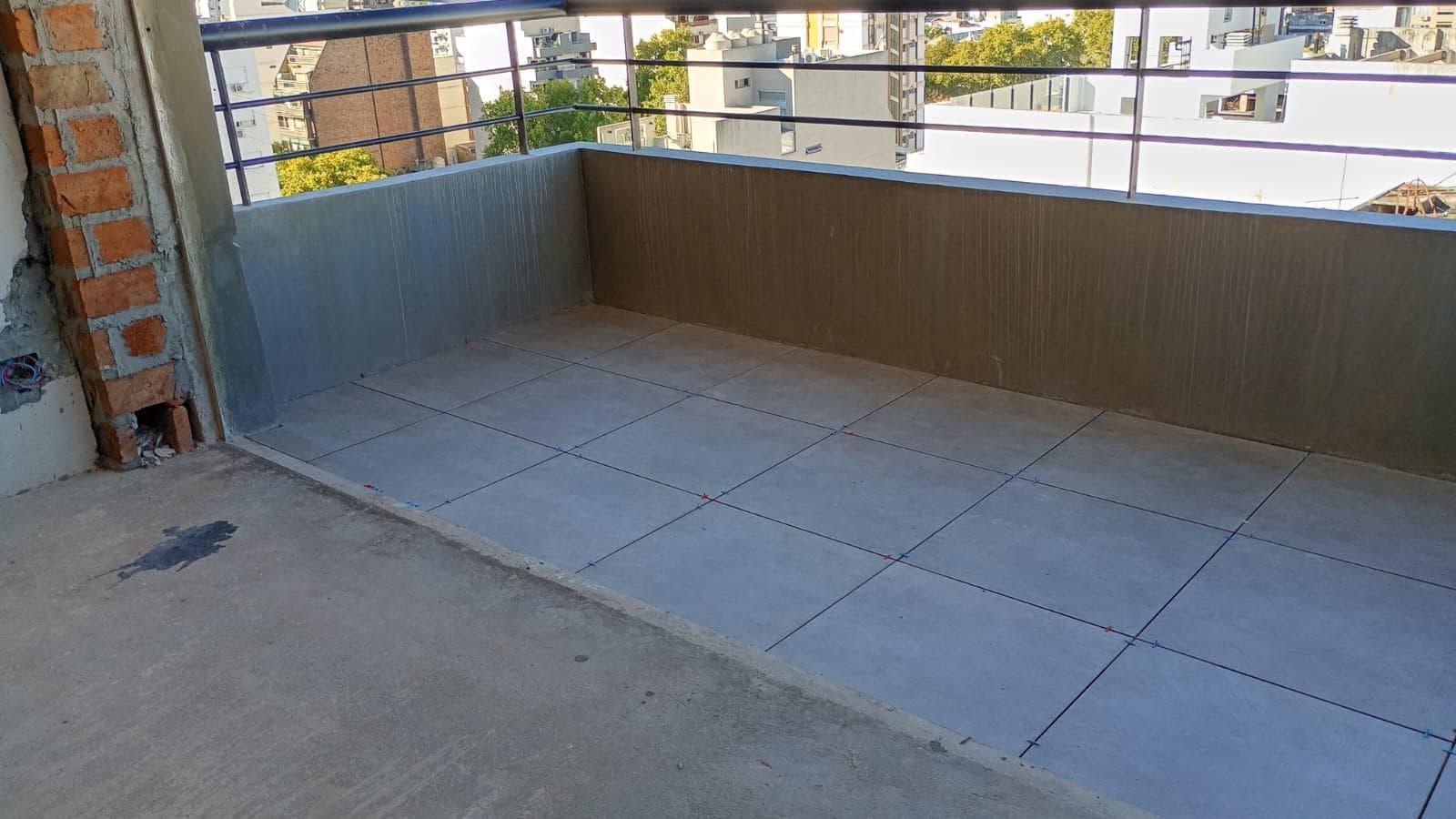 For Sale: 3-room apartment in Caballito with a balcony, 13th floor. Financing available.