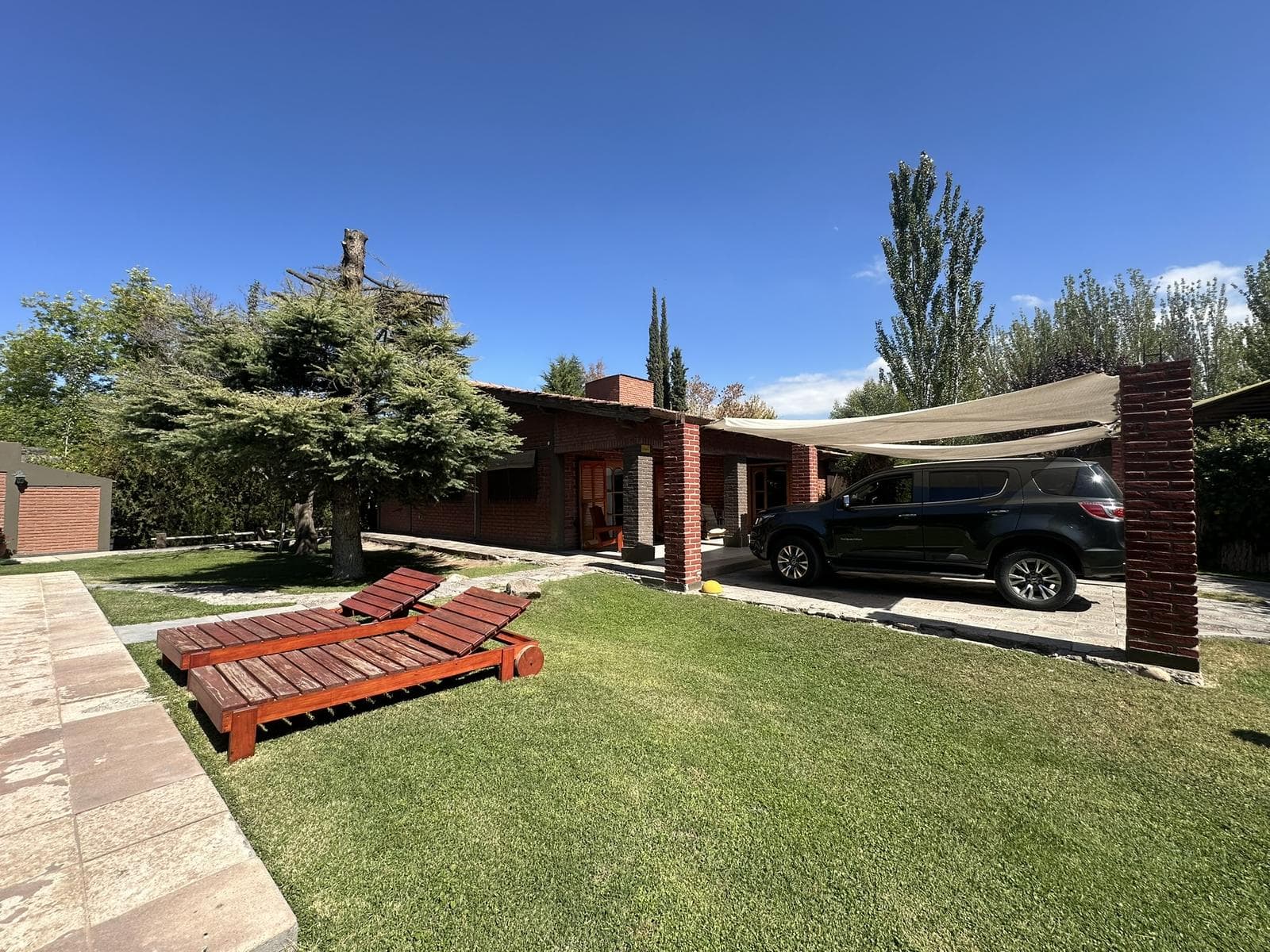 2864 Almirante Brown Street
