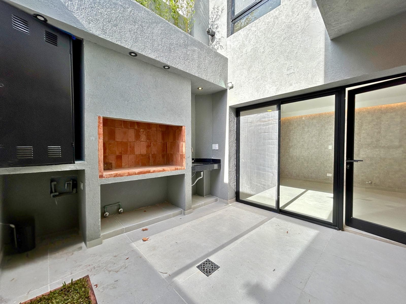 Reconditioned hallway-style apartment | 2 bedrooms with a patio and barbecue area