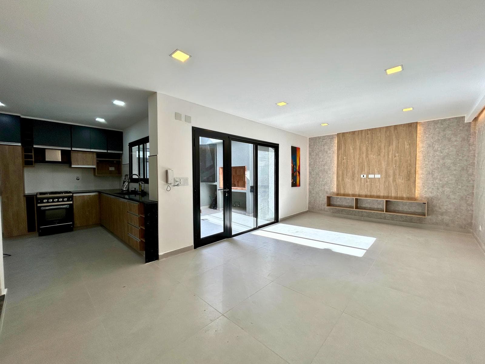 Reconditioned hallway-style apartment | 2 bedrooms with a patio and barbecue area