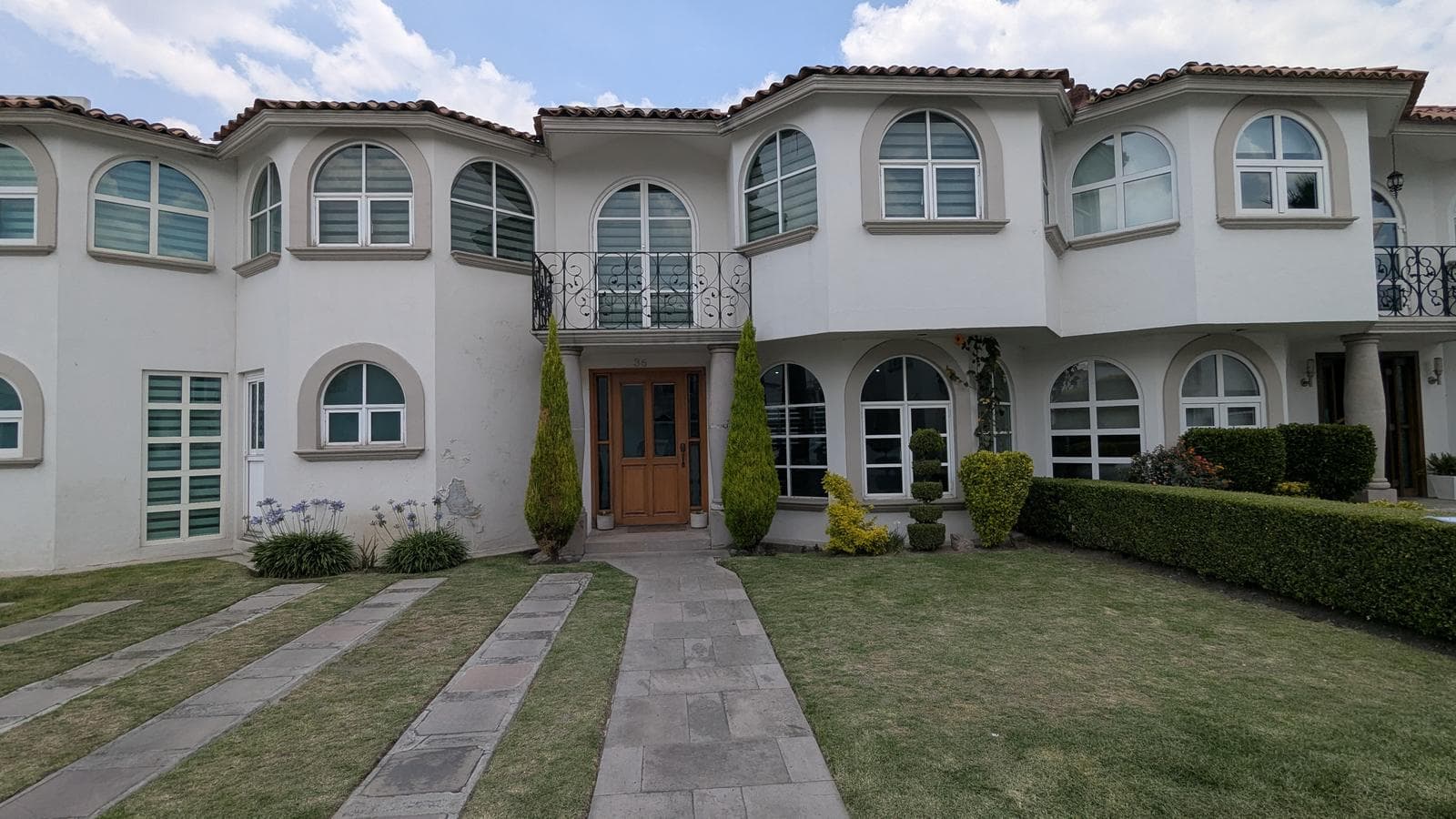 HOUSE FOR SALE IN VILLAS COUNTRY, BEHIND TOWN SQUARE METEPEC