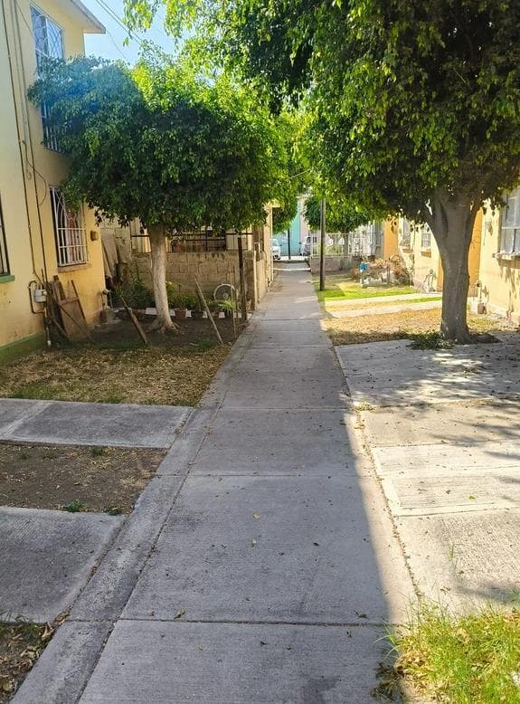 HOUSE FOR SALE IN THE AV. DE LA LUZ AREA