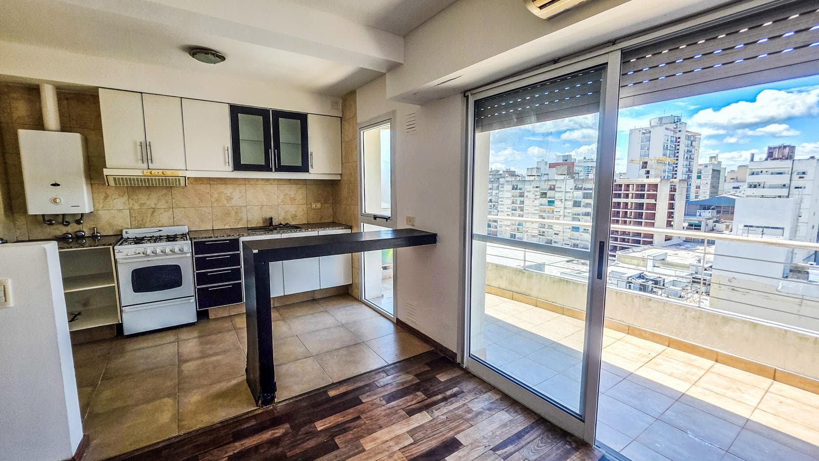 FOR SALE - 2-bedroom apartment with two balconies and a garage; QUALIFIES FOR A MORTGAGE, downtown - ROSARIO