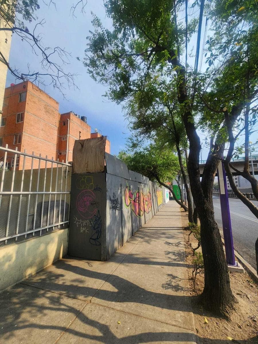 Land for sale in Portales Oriente with mixed-use zoning for 10 stories