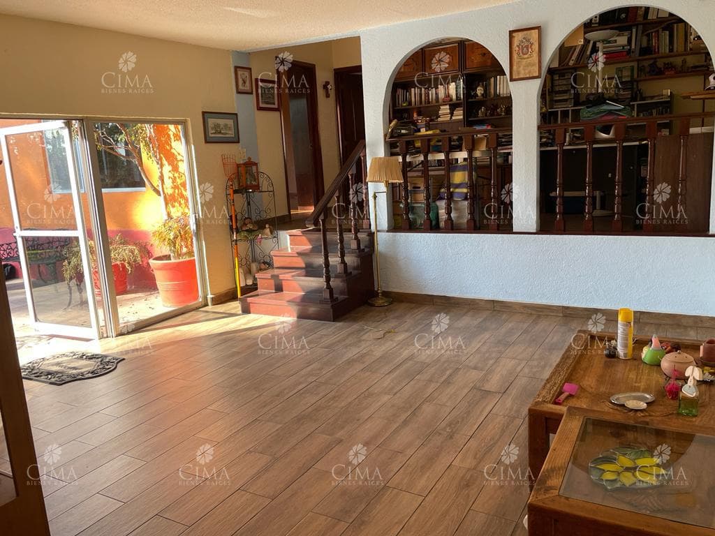 Venta casa jardín con bosque - V402