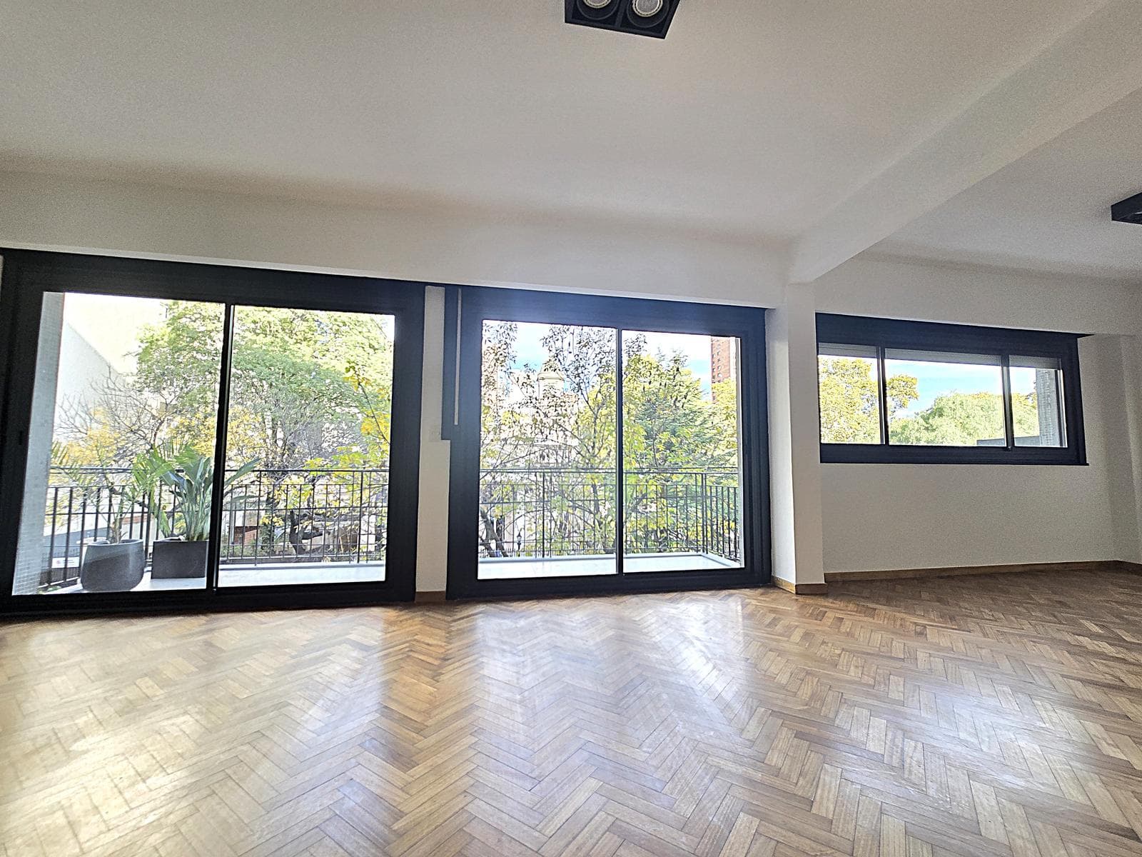3-bedroom apartment with a balcony in Belgrano, featuring an en suite bathroom and a walk-in closet