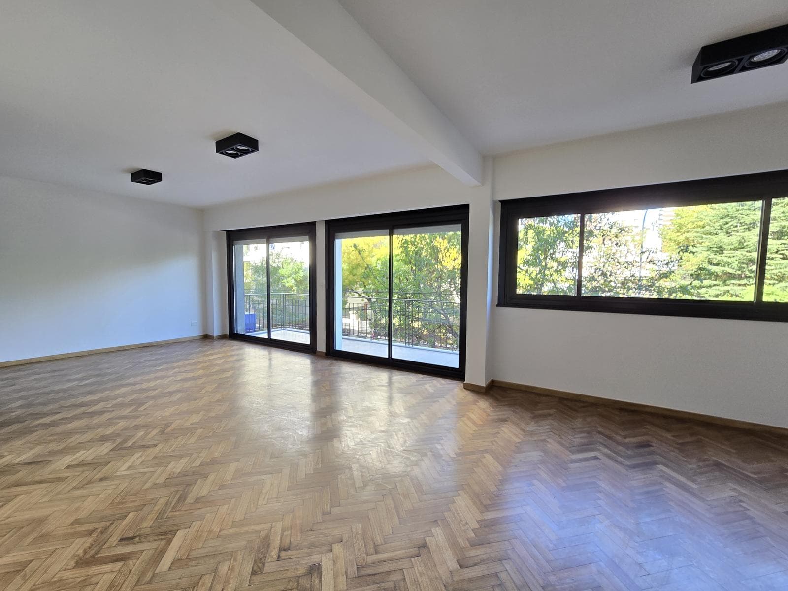 3-bedroom apartment with a balcony in Belgrano, featuring an en suite bathroom and a walk-in closet