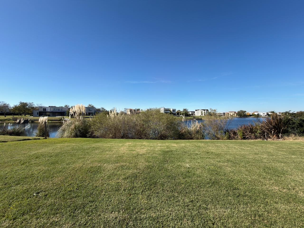 House for Rent, 3 bedrooms. Spacious kitchen and dining room. Lake. Gated Community, Escobar