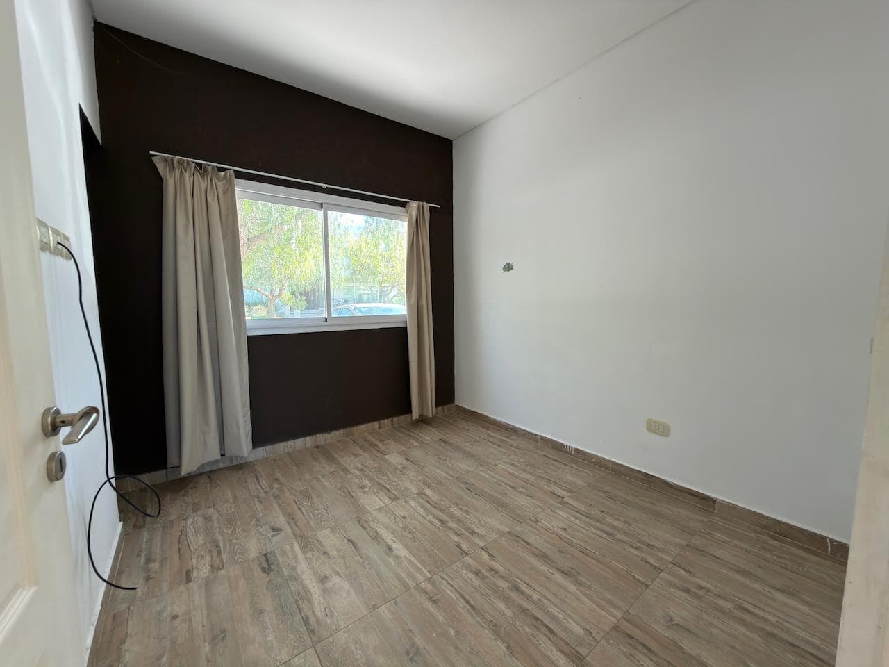 House for Rent, 3 bedrooms. Spacious kitchen and dining room. Lake. Gated Community, Escobar