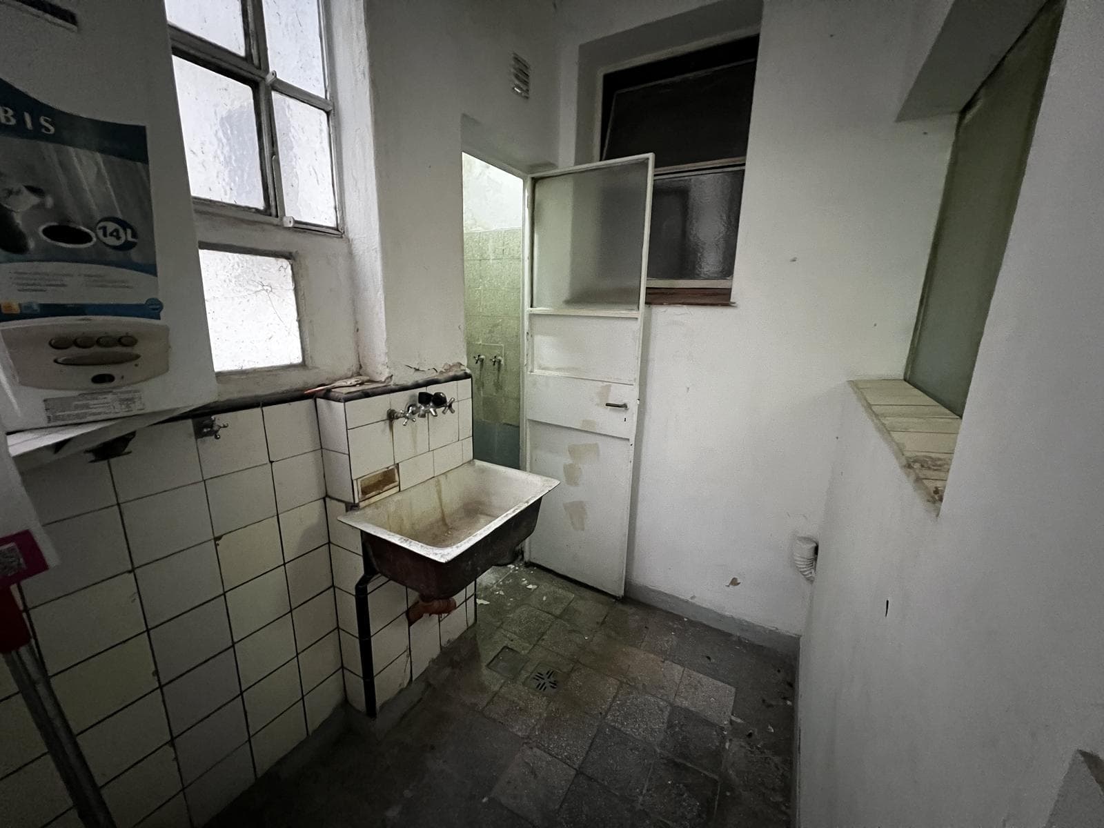 Three-room apartment in need of remodeling in Almagro!