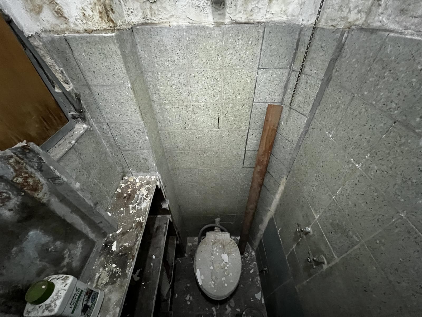 Three-room apartment in need of remodeling in Almagro!