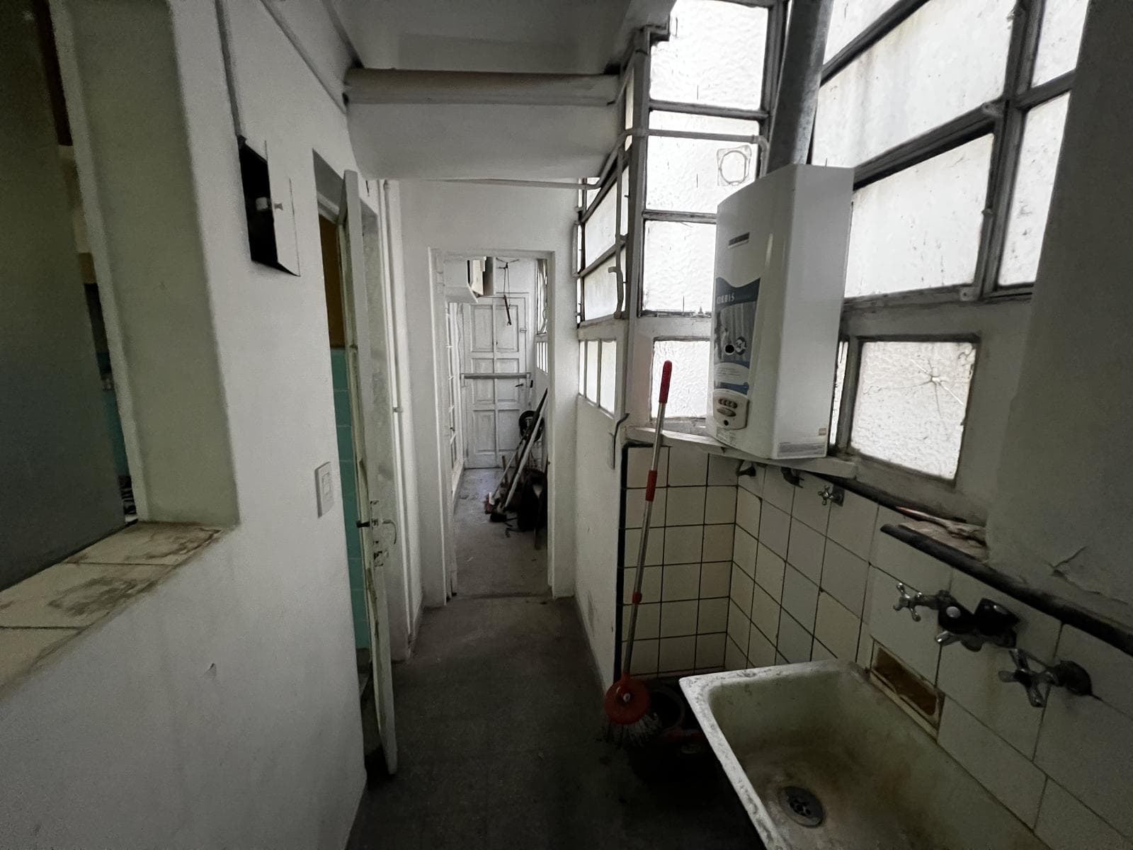 Three-room apartment in need of remodeling in Almagro!