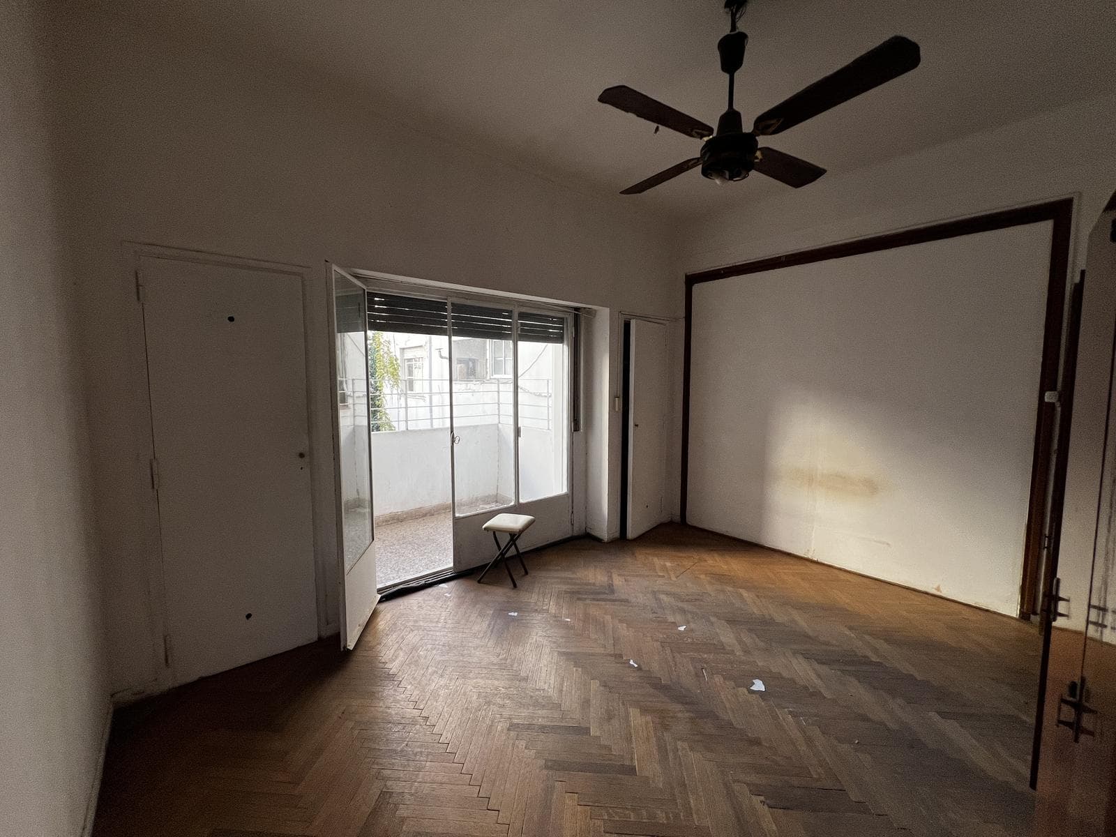 Three-room apartment in need of remodeling in Almagro!