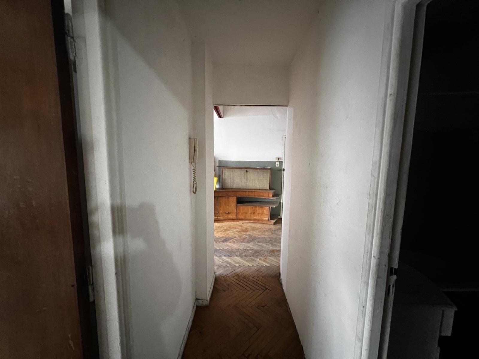 Three-room apartment in need of remodeling in Almagro!
