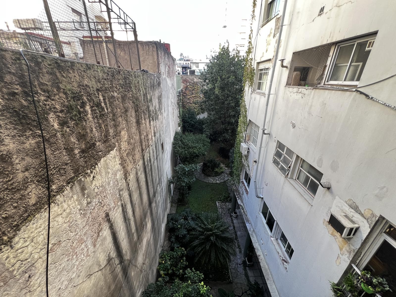 Three-room apartment in need of remodeling in Almagro!