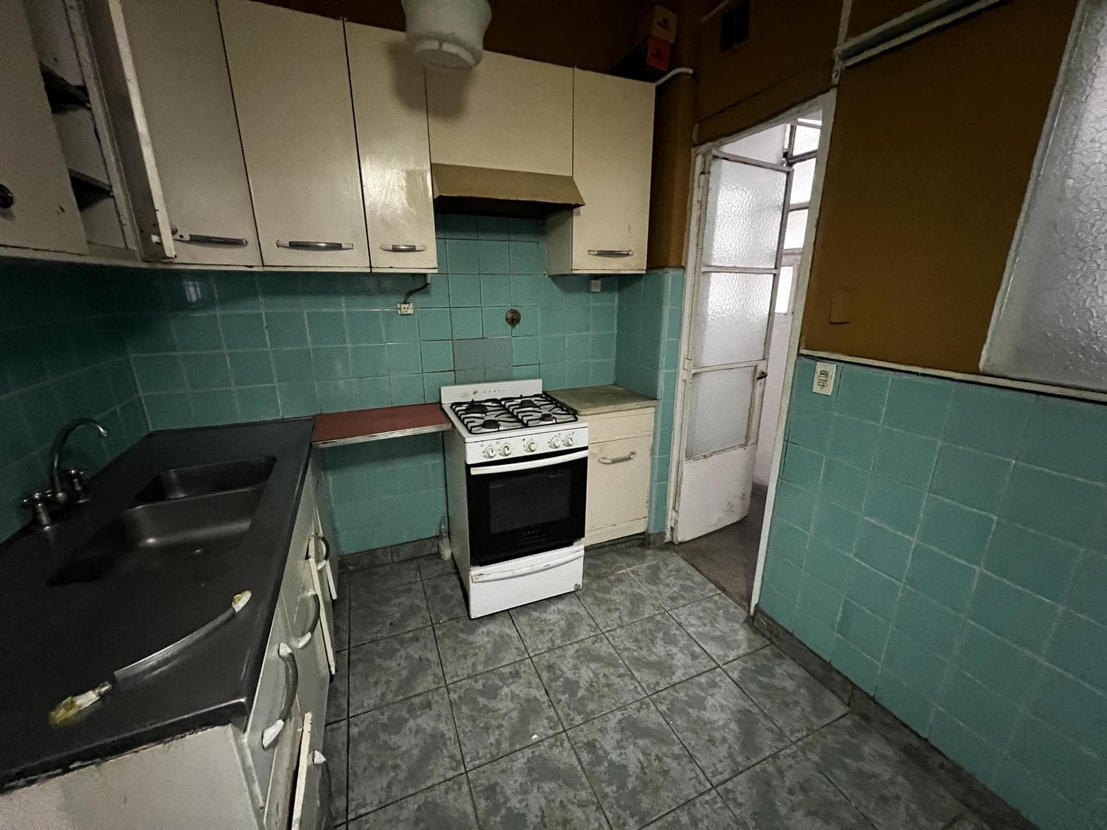 Three-room apartment in need of remodeling in Almagro!